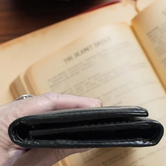 Dooney & Bourke vintage,genuine Leather quality,stylish,classic,elegant,wallet - Picture 3 of 5